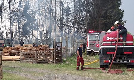 Durante por los menos dos horas trabajaron los bomberos para sofocar las llamas. Durante por los menos dos horas trabajaron los bomberos para sofocar las llamas.