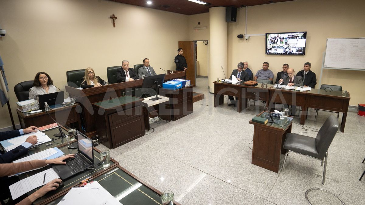 El juicio se realiza en la sala de audiencias del Tribunal Oral Federal de Santa Fe.