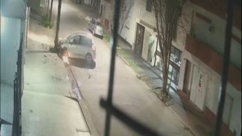 Video: así un hombre alcoholizado perdió el control del auto y atropelló un árbol en barrio Sur