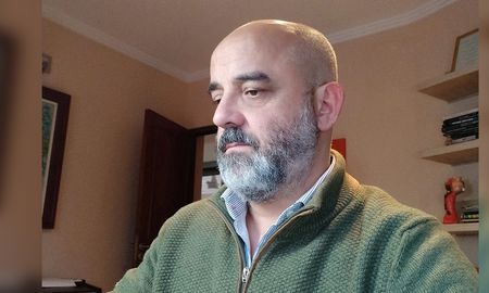 “Tampoco hubiera imaginado que el covid me podía hacer tanto daño. Tengo que volver a aprender a caminar y a escribir, tengo una mano bastante complicada”, explica el legislador que asegura tener puesta toda la energía en este nuevo proceso que debe afrontar para poder disfrutar a futuro de su familia y cumplir con sus responsabilidades laborales. “Tampoco hubiera imaginado que el covid me podía hacer tanto daño. Tengo que volver a aprender a caminar y a escribir, tengo una mano bastante complicada”, explica el legislador que asegura tener puesta toda la energía en este nuevo proceso que debe afrontar para poder disfrutar a futuro de su familia y cumplir con sus responsabilidades laborales.