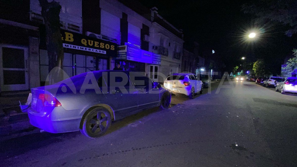 El conductor del Honda City dejó su vehículo destruido en el lugar del choque y desapareció. El conductor del Honda City dejó su vehículo destruido en el lugar del choque y desapareció.