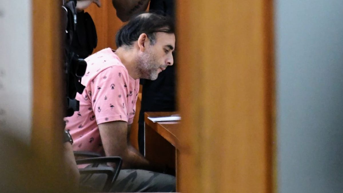 Ariel Cabrera, uno de los acusados de asesinar de un piedrazo en la cabeza a la hincha de Rosario Central, Ivana Garcilazo -luego del cásico con Newell´s en Rosario- quedará en prisión preventiva hasta el inicio del juicio. Ariel Cabrera, uno de los acusados de asesinar de un piedrazo en la cabeza a la hincha de Rosario Central, Ivana Garcilazo -luego del cásico con Newell´s en Rosario- quedará en prisión preventiva hasta el inicio del juicio.