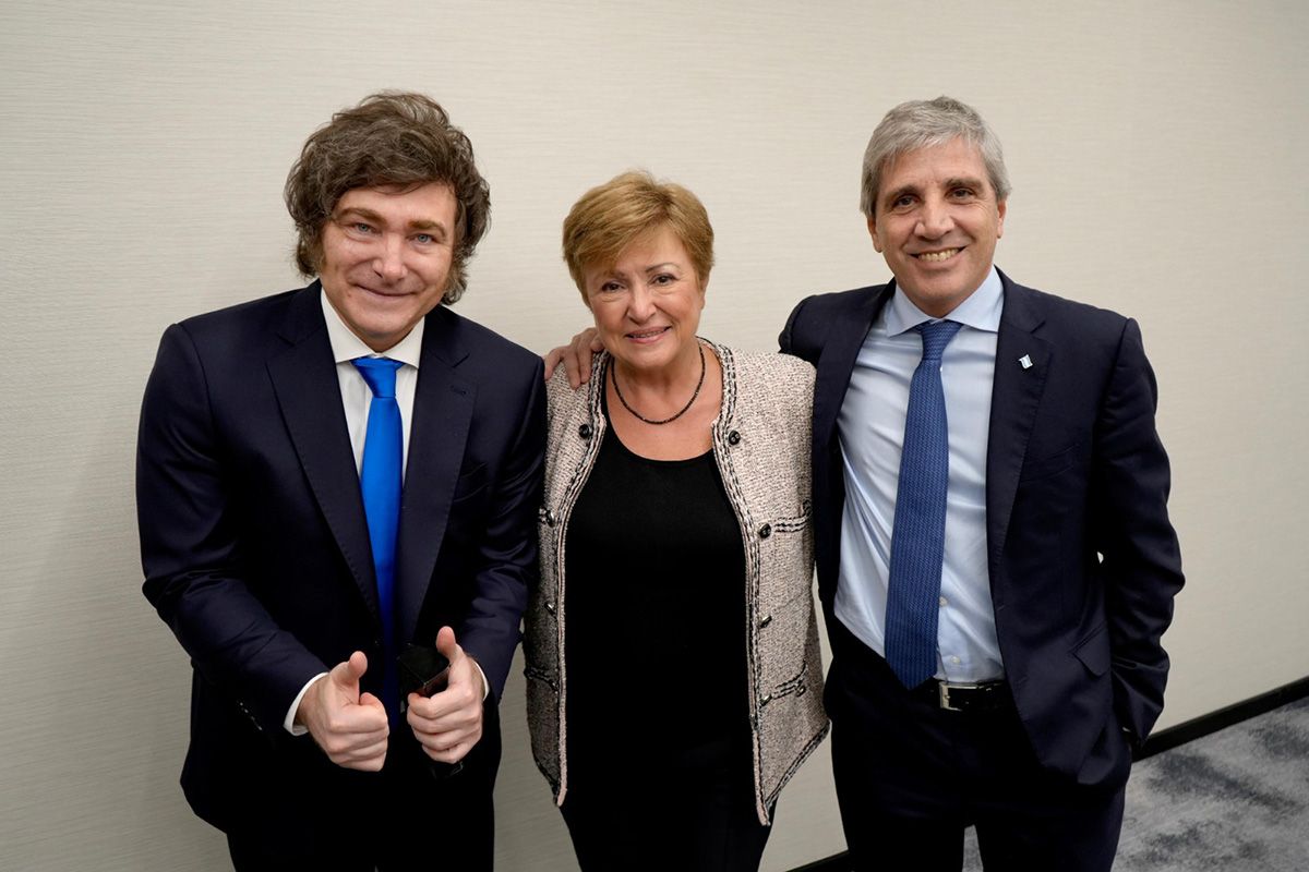 Javier Milei junto a Luis Caputo y la titular del FMI.