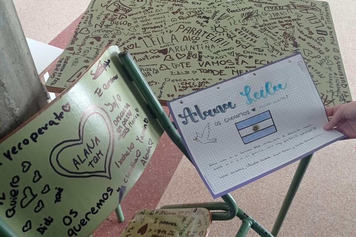 Los estudiantes del instituto al que asistían las dos hermanas gemelas les rindieron homenaje con dibujos y mensajes de afecto.