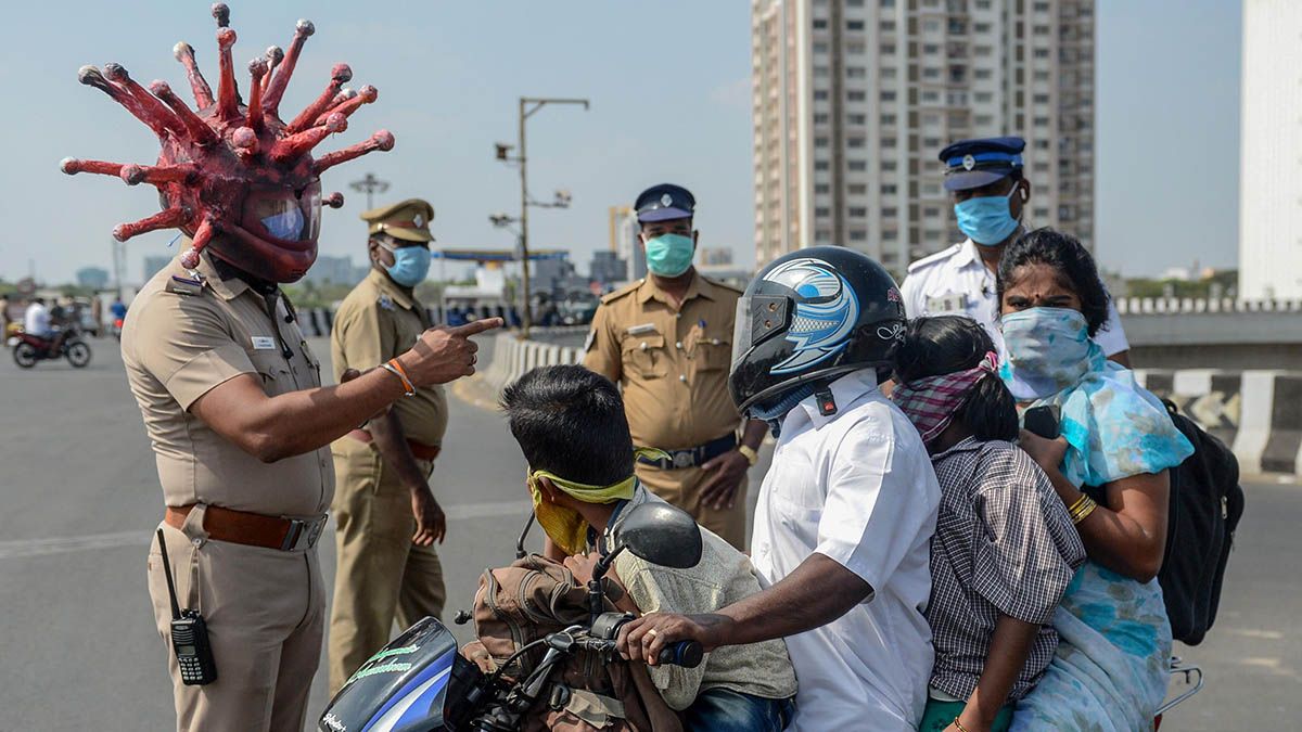 Un policía de la India se vistió de coronavirus para hacer su trabajo de control de la cuarentena.