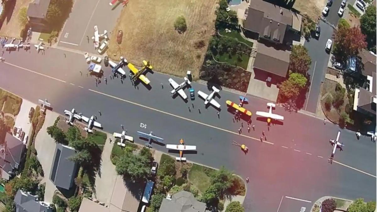 Cada año, la ciudad de Cameron Park organiza un evento llamado Props, Cops, and Rodders Show (Hélices, policías y rodadores –en la jerga, son conductores rápidos e imprudentes– donde los residentes presentan sus aviones y/o autos clásicos para hacer una “demostración de fuerza en la comunidad” en el Cameron Airpark.