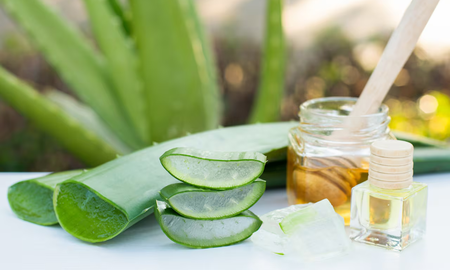 Las propiedades del aloe vera, utilizado en mascarillas, ofrecen una solución eficaz para combatir arrugas y manchas en la piel. Las propiedades del aloe vera, utilizado en mascarillas, ofrecen una solución eficaz para combatir arrugas y manchas en la piel.