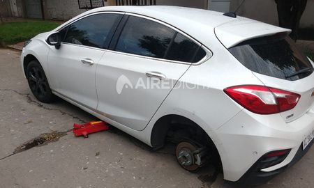 robaruedas escaparon sin terminar su trabajo: dejaron dos gatos y bulones robaruedas escaparon sin terminar su trabajo: dejaron dos gatos y bulones