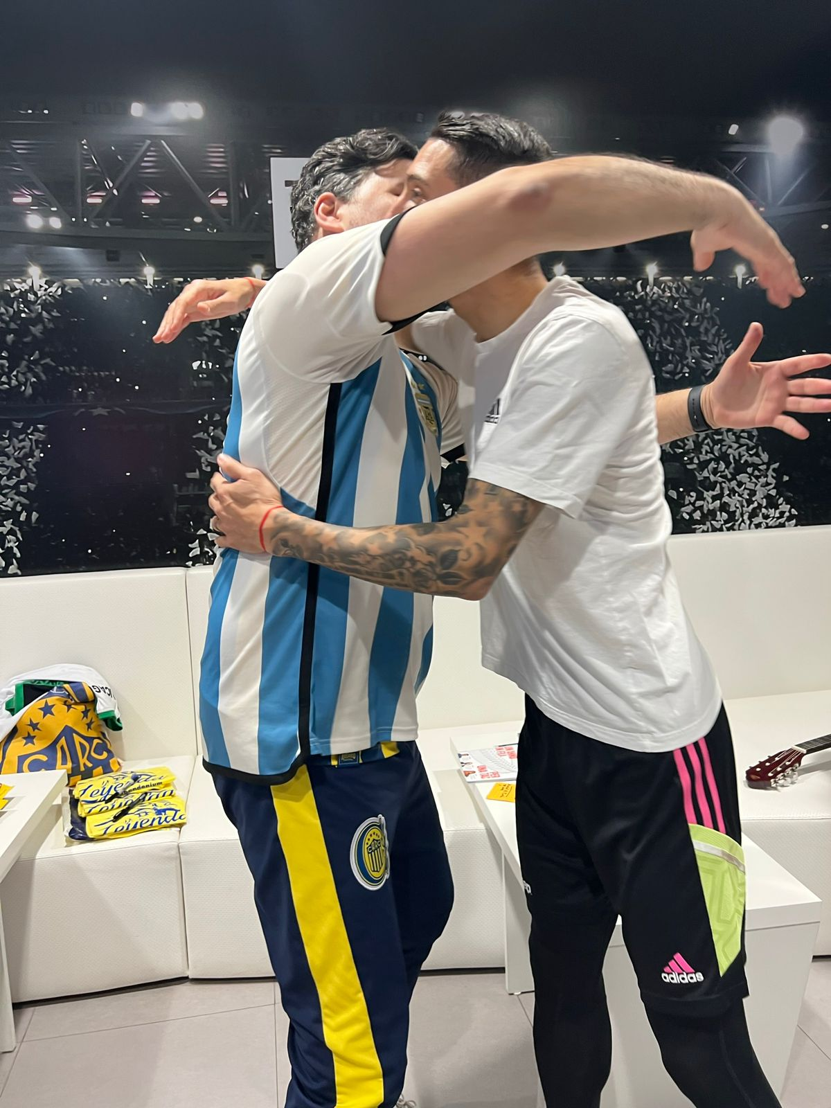 El abrazo de Fideo Di María con uno de los integrantes de La Descontrolada, en el salón VIP de Juventus.