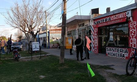 Alrededor de las 16.30, un hombre de unos 30 años de edad recibió una herida de arma de fuego en uno de sus brazos mientras se encontraba trabajando en la fachada de un comercio ubicado en Av. Peñaloza y Av. Gorriti. Alrededor de las 16.30, un hombre de unos 30 años de edad recibió una herida de arma de fuego en uno de sus brazos mientras se encontraba trabajando en la fachada de un comercio ubicado en Av. Peñaloza y Av. Gorriti.