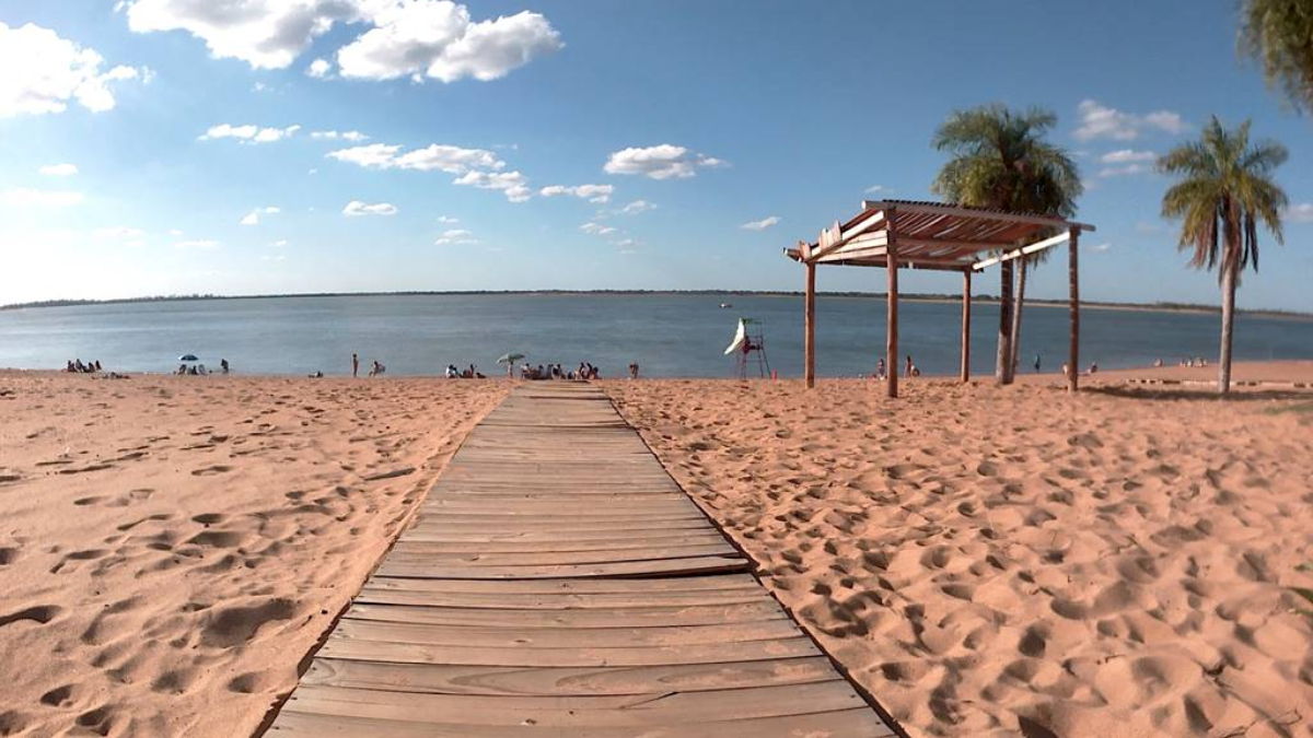 El Paraná muestra su versión más serena y convierte a Paso de la Patria en un imán turístico del litoral.