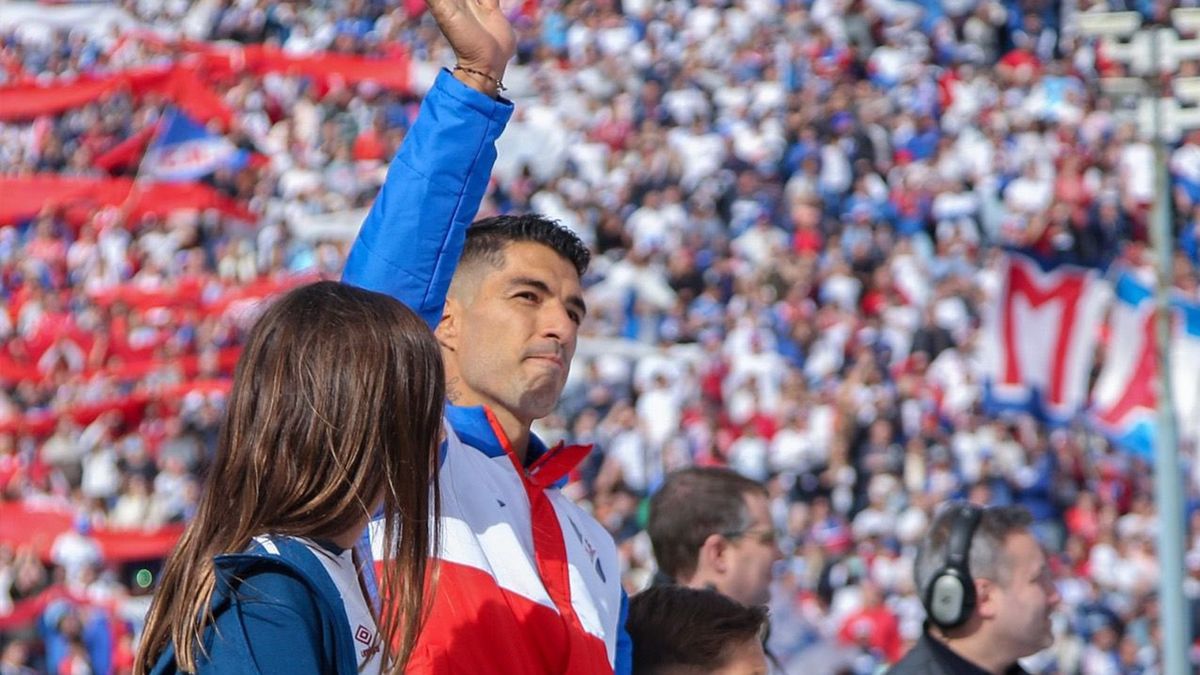 Luis Suárez concretó su retorno a Nacional de Uruguay y fue presentado ante un gran marco de público en el Gran Parque Central de Montevideo.