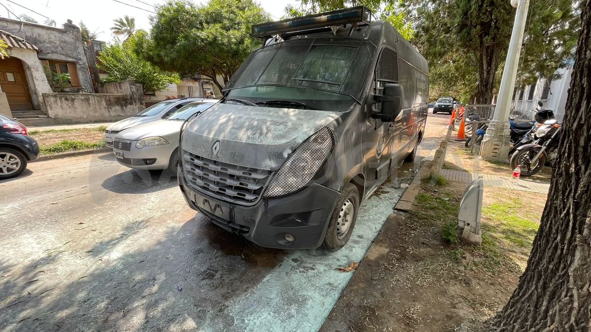 Camioneta quemada frente a la Unidad Regional I.