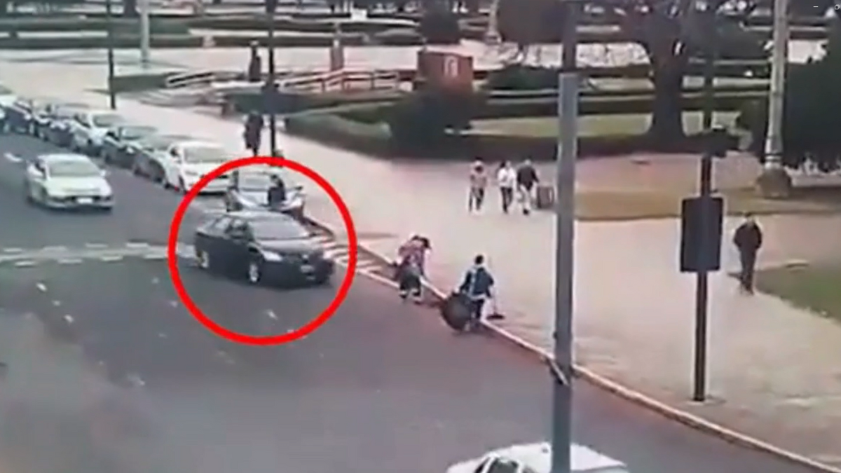 Un policía perdió el control de su vehículo y atropelló a dos trabajadoras en pleno centro de La Plata.