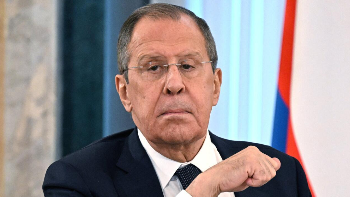 Serguéi Víktorovich Lavrov es ministro de Asuntos Exteriores de Rusia.Graduado en el Instituto Estatal de Relaciones Internacionales de Moscú en 1972 sirvió como diplomático para la Unión Soviética en Sri Lanka hasta 1976.