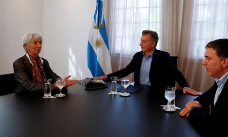Otros tiempos: el ex presidente Mauricio Macri y el ex ministro de Hacienda Nicolás Dujovne junto a la ex directora del FMI Christine Lagarde, en 2019. Otros tiempos: el ex presidente Mauricio Macri y el ex ministro de Hacienda Nicolás Dujovne junto a la ex directora del FMI Christine Lagarde, en 2019.