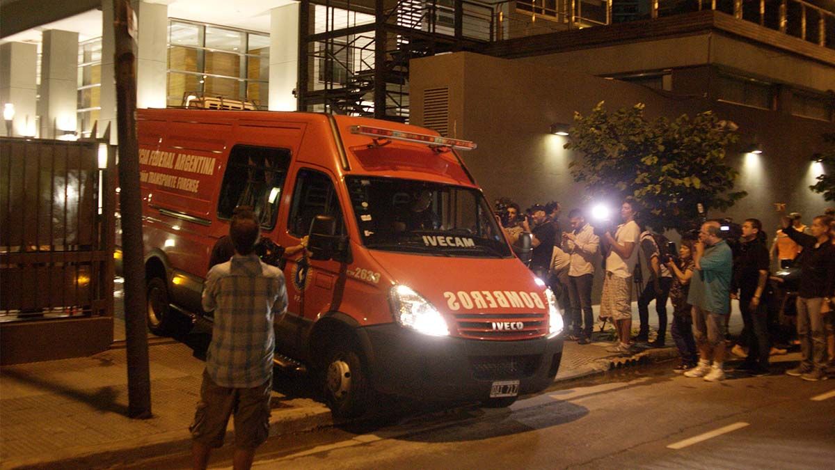 Así retiraban el cuerpo de Alberto Nisman de su departamento de Puerto Madero, el 18 de enero de 2015.