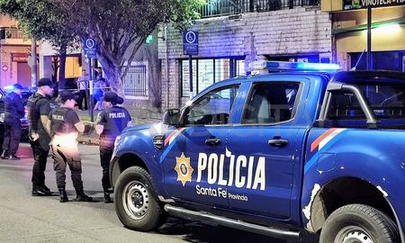 Balearon la fachada de una farmacia en Rosario e hirieron a un cliente. Balearon la fachada de una farmacia en Rosario e hirieron a un cliente.