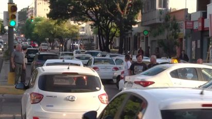 Una protesta de taxistas generó caos de tránsito en Paraná cerca de la Terminal de Ómnibus