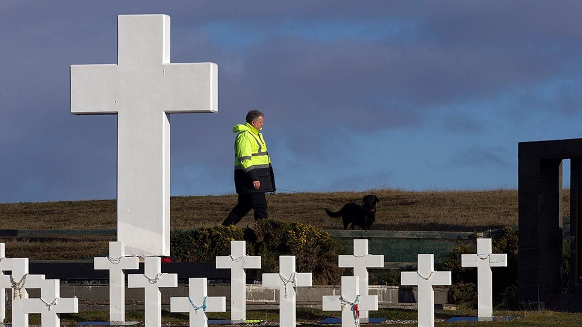 Los trabajos de campo se realizarán cuatro años después del primer Plan Proyecto Humanitario desarrollado en el cementerio de Darwin, relevamientos que permitieron identificar a 115 soldados argentinos gracias a las muestras de sangre aportadas por sus familiares.