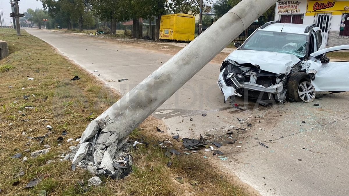 El conductor del auto fue trasladado por el servicio del 107 y asistido por bomberos
