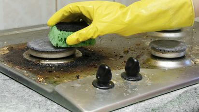 Ni vinagre ni bicarbonato: el mejor truco de limpieza para tus hornallas de la cocina