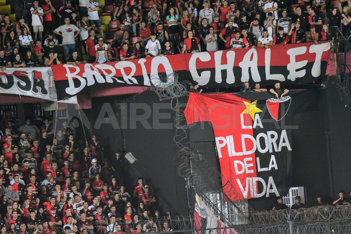 Los hinchas de Colón en el estadio Brigadier López. Los hinchas de Colón en el estadio Brigadier López.