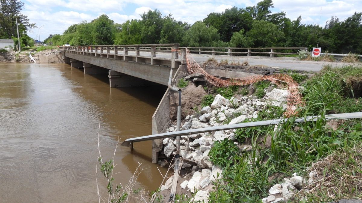 El tr&aacute;nsito sigue interrumpido sobr el r&iacute;o Carcara&ntilde;a en la ex Ruta Nacional 9. Vialidad Nacional ejecuta tareas urgentes para garantizar la circulaci&oacute;n segura.