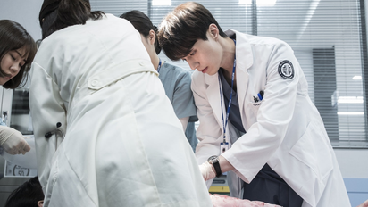 La dramática serie coreana sobre médicos, protagonizada por Lee Dong Wook, que tiene 16 episodios y está en Netflix