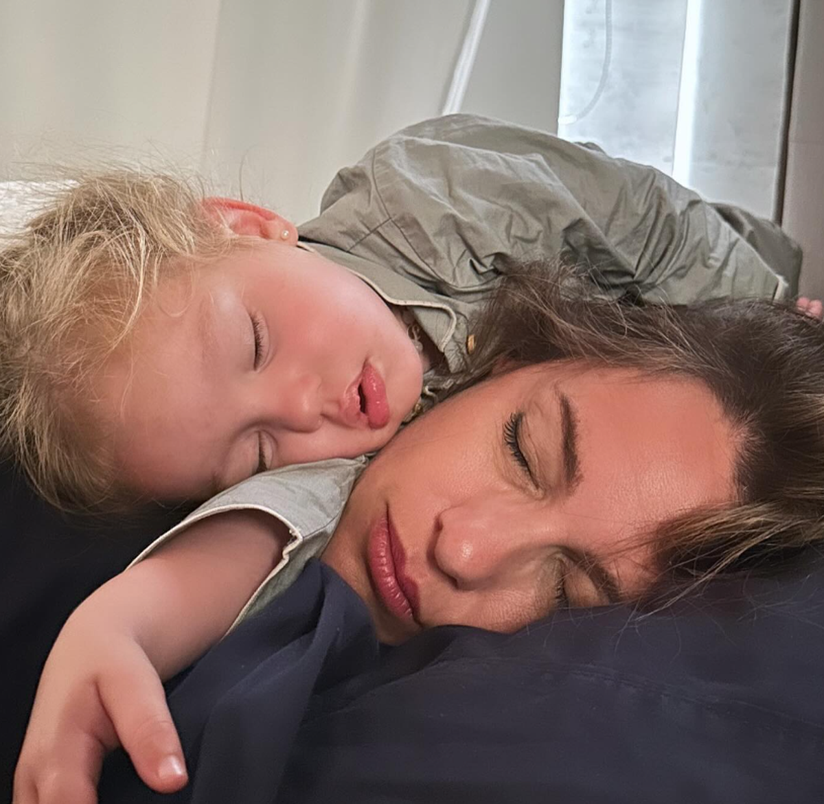Pampita durmiendo junto a su hija, Ana. Pampita durmiendo junto a su hija, Ana.