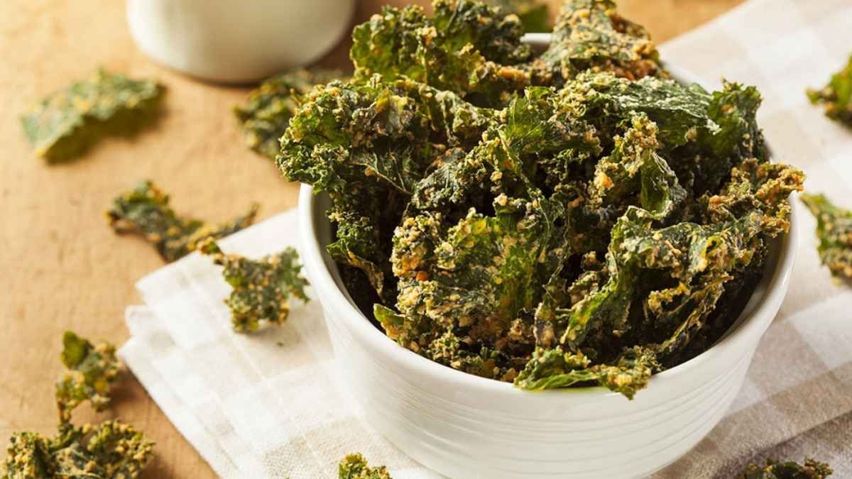 Los chips de kale son un snack saludable y delicioso.