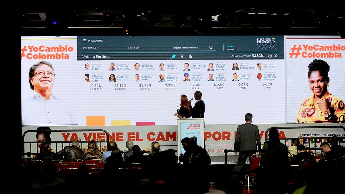 Gustavo Petro (izquierda) reunía 40