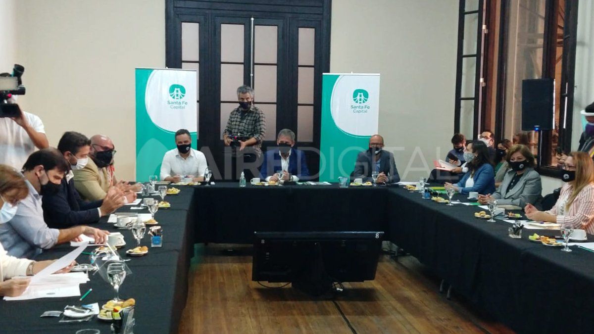 El intendente Emilio Jatón presentó el presupuesto 2021 a los concejales.&nbsp;