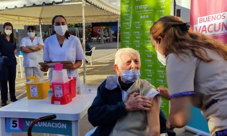 La campaña de vacunación contra el coronavirus a personas de más de 70 años en la provincia de Buenos Aires comenzó en hospitales, escuelas y puntos del IOMA y del PAMI. La campaña de vacunación contra el coronavirus a personas de más de 70 años en la provincia de Buenos Aires comenzó en hospitales, escuelas y puntos del IOMA y del PAMI.