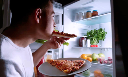 El hambre emocional surge de forma repentina y suele llevarnos a consumir alimentos altos en grasas o azúcares. El hambre emocional surge de forma repentina y suele llevarnos a consumir alimentos altos en grasas o azúcares.