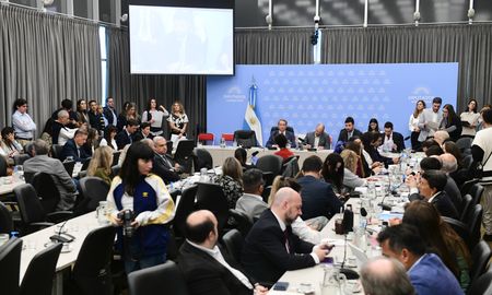 El oficialismo en Diputados logró este martes de manera exprés la firma del dictamen de mayoría del proyecto de ley “Hojarasca”. El oficialismo en Diputados logró este martes de manera exprés la firma del dictamen de mayoría del proyecto de ley “Hojarasca”.