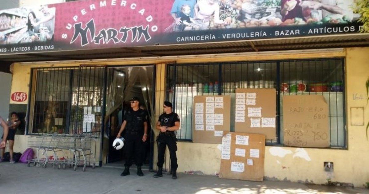 El supermercado del cual el hombre se llevó una petaca oculta entre sus prendas