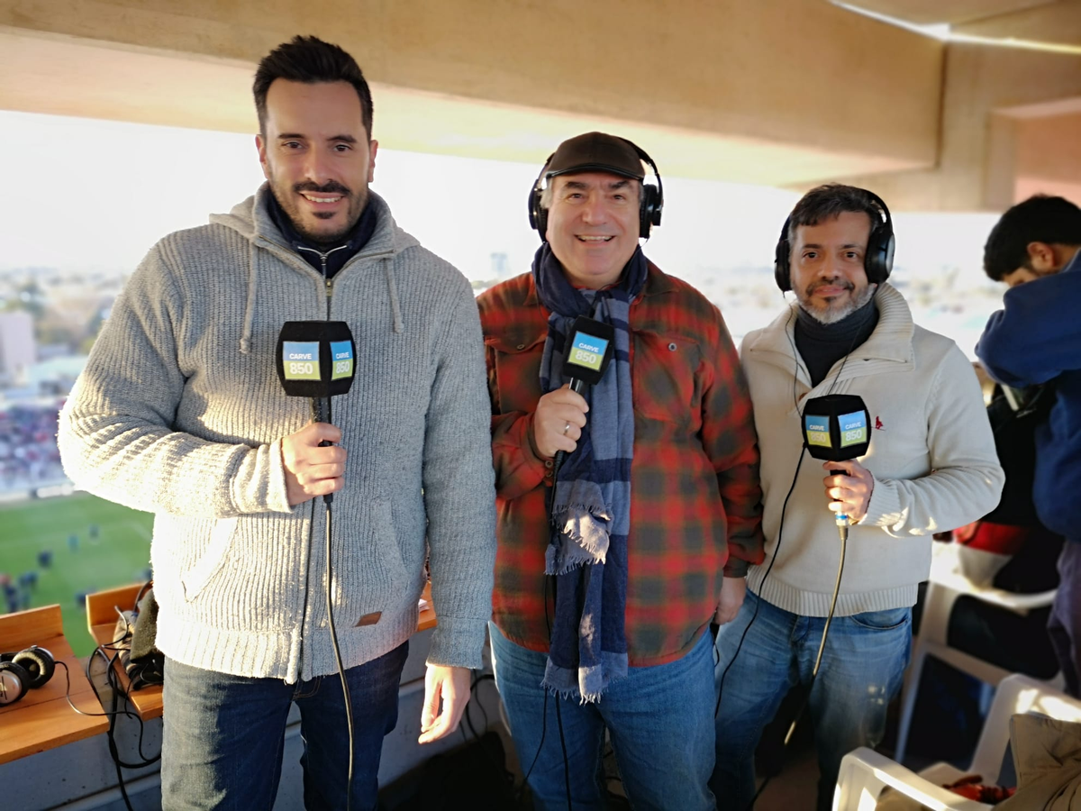 El relator de Radio Carve Gabriel Regueira y los periodistas Pablo Karslian y Sebastián Sánchez, en la previa del partido entre Unión y Nacional.