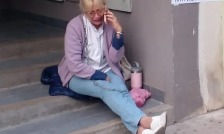 Una docente denuncia hostigamiento por parte de un padre y se encadenó frente al Ministerio de Educación. Una docente denuncia hostigamiento por parte de un padre y se encadenó frente al Ministerio de Educación.