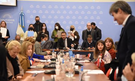 La reunión, que es presidida por los titulares de las comisiones -los oficialistas Rodolfo Tailhade, Hernán Pérez Araujo y Carlos Heller. La reunión, que es presidida por los titulares de las comisiones -los oficialistas Rodolfo Tailhade, Hernán Pérez Araujo y Carlos Heller.
