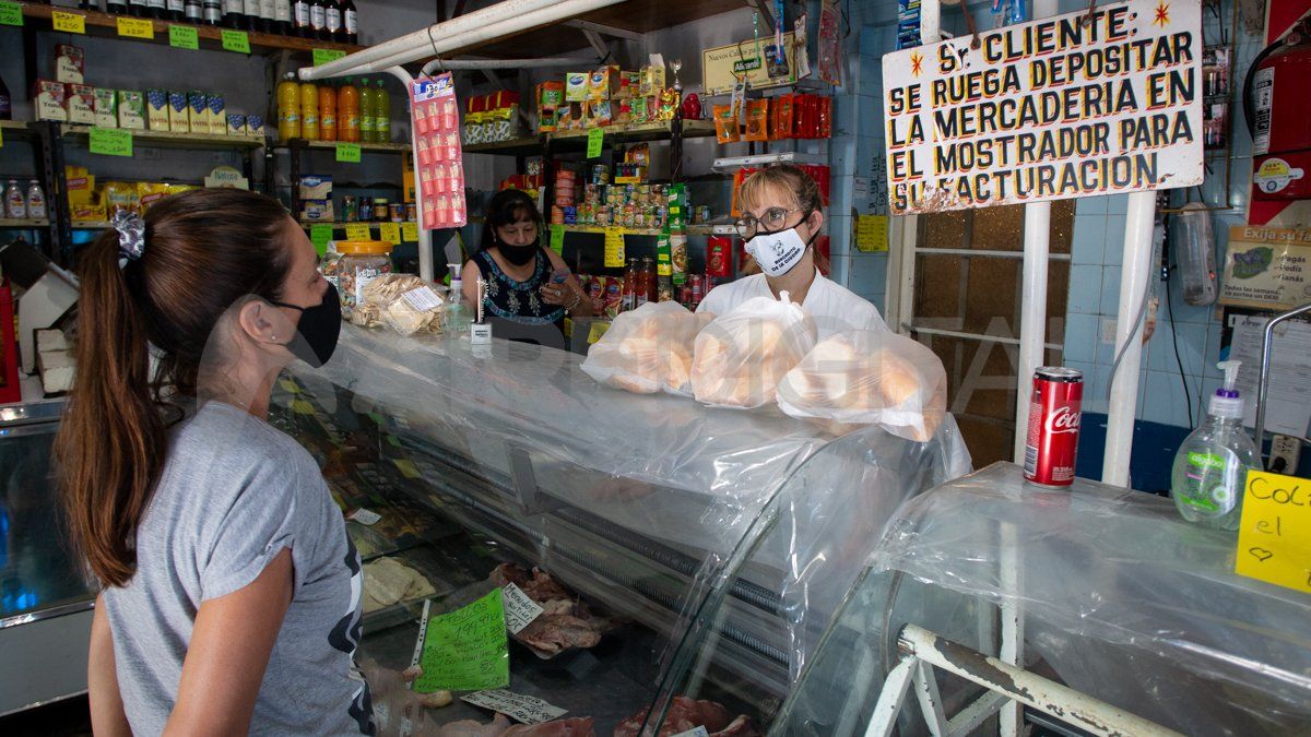 Madre e hija trabajan juntas en la carnicería y despensa hace más de 30 años.