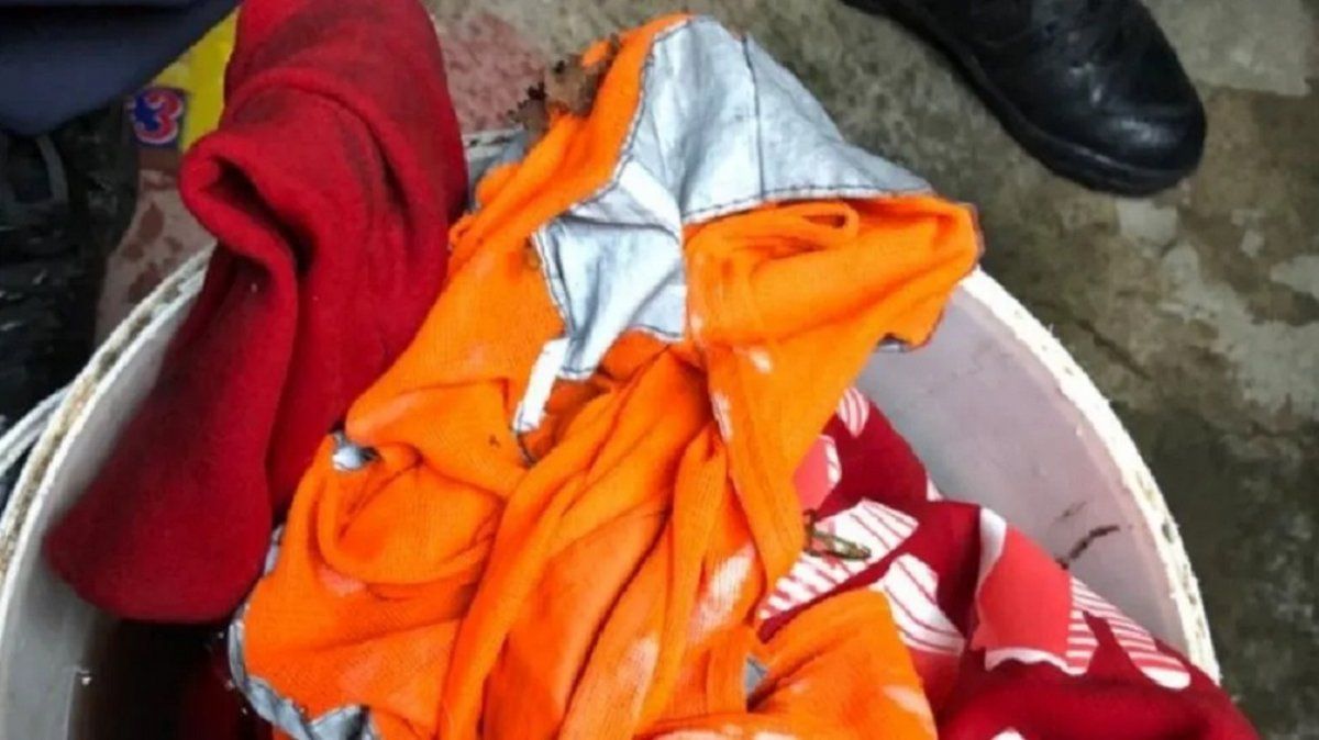 El balde con la indumentaria incautada en la casa del presunto asesino