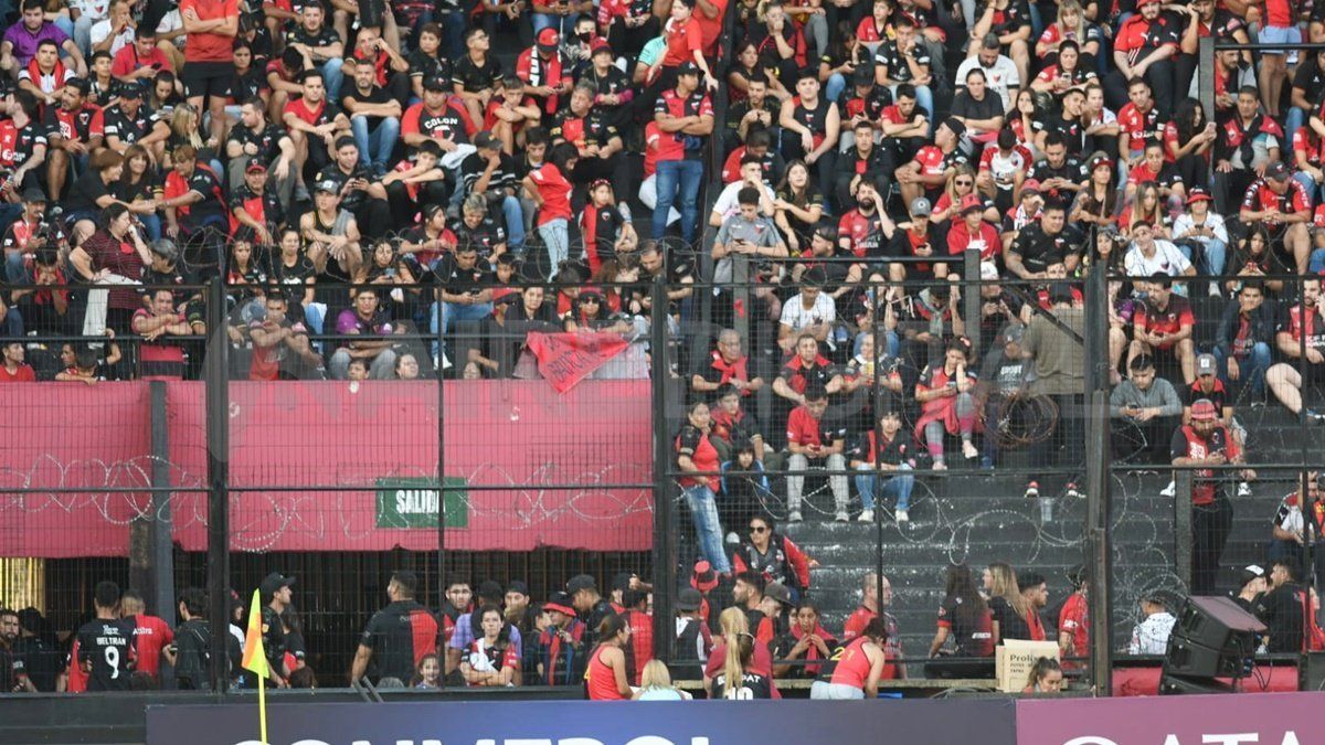 Los hinchas de Colón ya esperan el comienzo del partido en el Estadio Brigadier Estanislao López de la ciudad de Santa Fe.&nbsp;