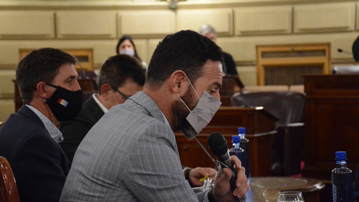 El objetivo de la convocatoria es que el titular de la cartera política de la provincia brinde explicaciones en relación a la campaña de vacunación contra el covid llevada a cabo por la provincia y “las graves denuncias de irregularidades en el orden de vacunación”.