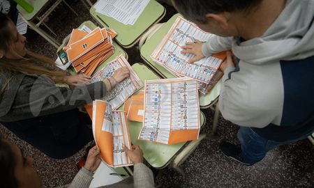 Fuentes de la Secretaría precisaron que pasadas las 19 comenzarán a cargarse los telegramas que llegan desde los locales de votación. Fuentes de la Secretaría precisaron que pasadas las 19 comenzarán a cargarse los telegramas que llegan desde los locales de votación.
