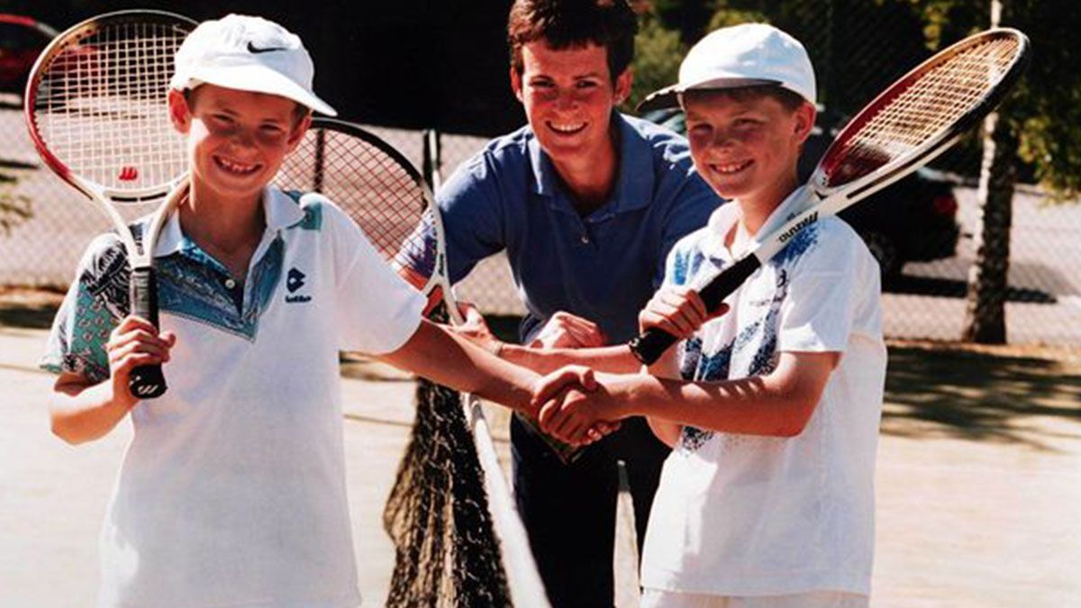 Andy (izquierda), por entonces de 9 años (junto a su madre, Judy, y su hermano mayor, Jamie), ya participaba de distintos certámenes en Escocia. Guiado por su progenitora, que era entrenadora de tenis, había comenzado a practicarlo con solo 3 años y, merced al mismo, podría superar el horror que vivió en la escuela primaria de Dunblane. Andy (izquierda), por entonces de 9 años (junto a su madre, Judy, y su hermano mayor, Jamie), ya participaba de distintos certámenes en Escocia. Guiado por su progenitora, que era entrenadora de tenis, había comenzado a practicarlo con solo 3 años y, merced al mismo, podría superar el horror que vivió en la escuela primaria de Dunblane.