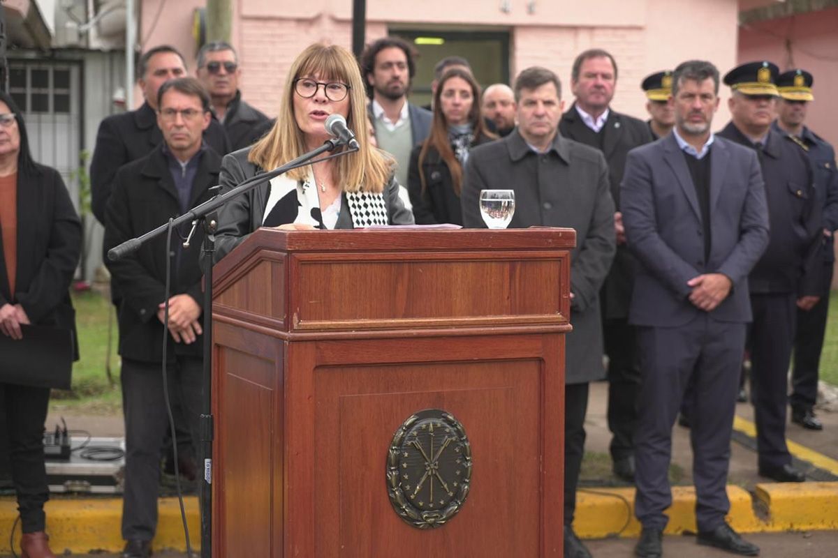 “Puerto Gaboto es un sitio histórico, una reserva arqueológica a nivel mundial. Por impulso del gobernador Pullaro, trabajamos para reafirmar nuestra identidad y sentido de este espacio patrimonial como sitio de encuentro de culturas”, aseguró la ministra de Cultura de Santa Fe, Susana Rueda.