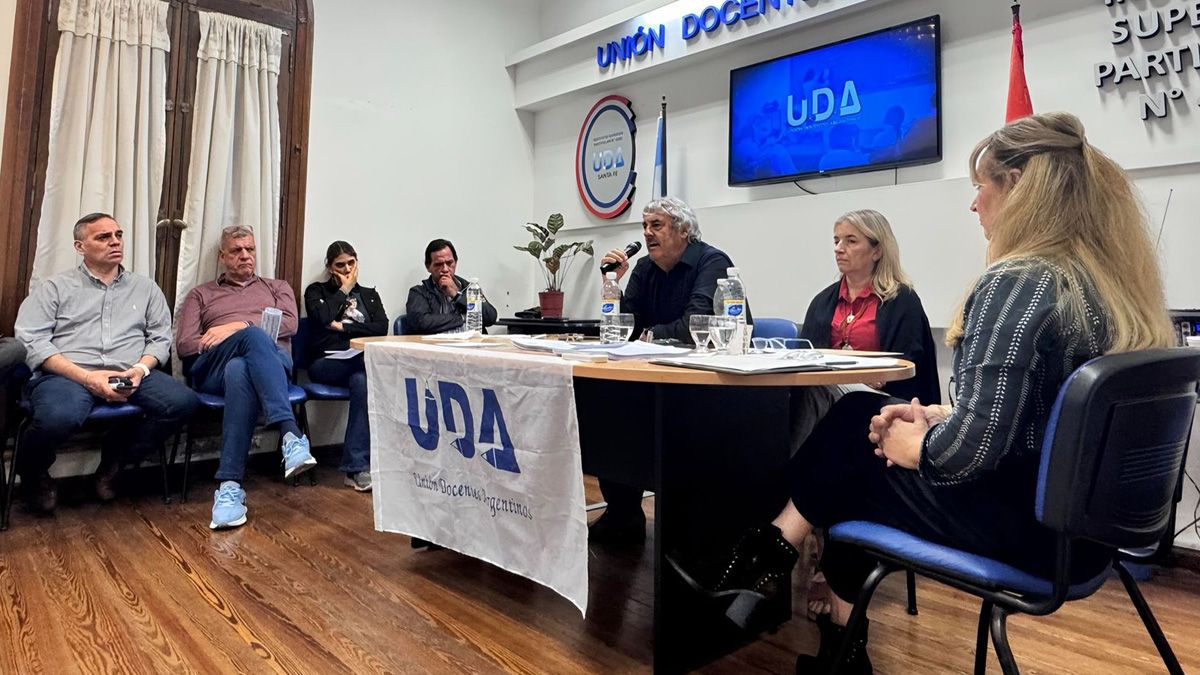 El reclamo de UDA se da en el marco de la discusión paritaria y el debate sobre la inversión educativa en la provincia.