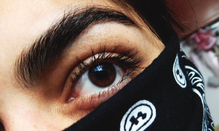 Cómo tener cejas tupidas de manera natural. Cómo tener cejas tupidas de manera natural.