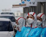 Personal médico en un centro de pruebas de covid-19 en la Universidad de Yeungnam en Daegu, Corea del Sur, el 3 de marzo de 2020.Kim Kyung-Hoon / Reuters Personal médico en un centro de pruebas de covid-19 en la Universidad de Yeungnam en Daegu, Corea del Sur, el 3 de marzo de 2020.Kim Kyung-Hoon / Reuters